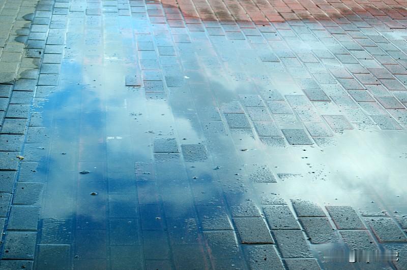 结果出门没多久，雨就来了，且有越下越大的趋势，好在半小时后，雨还是停了。