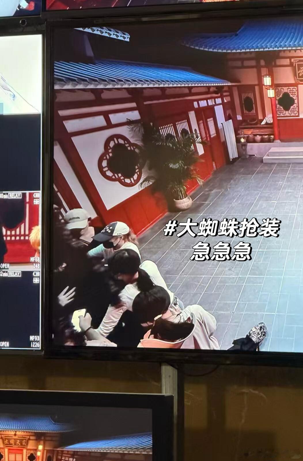 密逃手搓2米大蜘蛛密室大逃脱谁能想到密逃里吓人的两米大蜘蛛，居然是工作人员亲手制