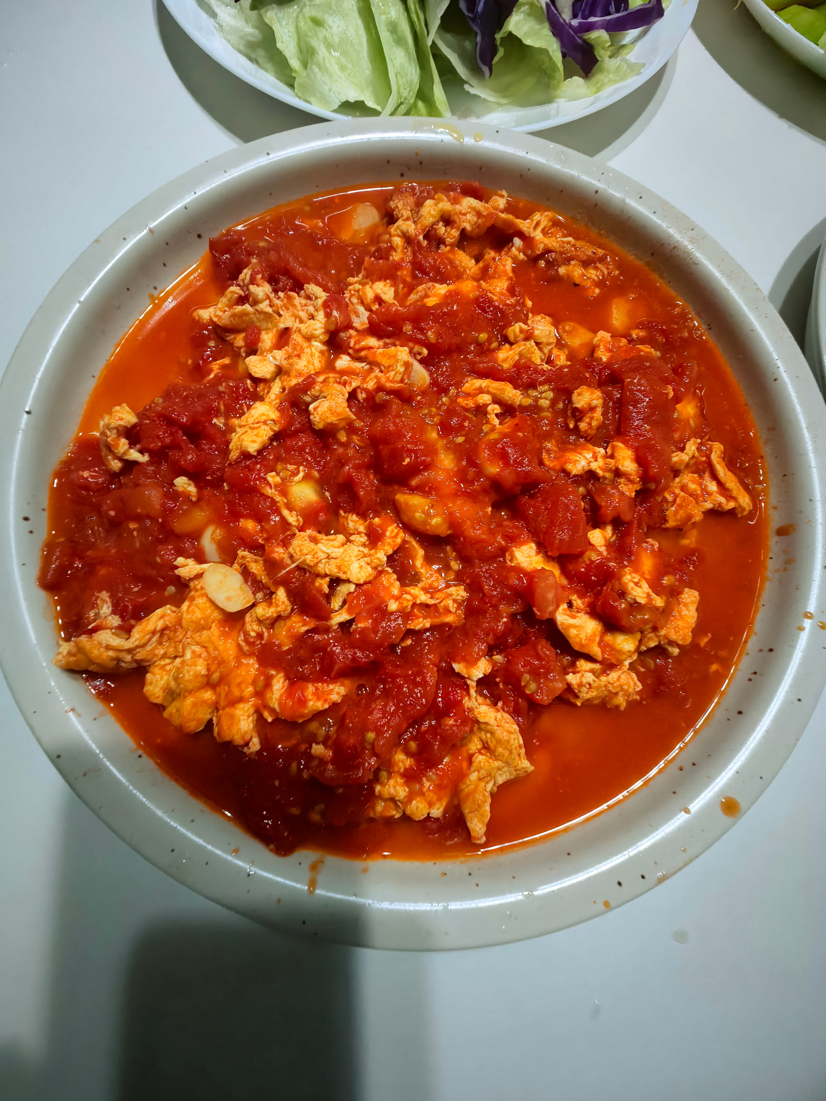 晚餐一荤四素，除了蔬菜沙拉，所有食材，香丝瓜、青豆米、山黄瓜和茂县西红柿，包括盐