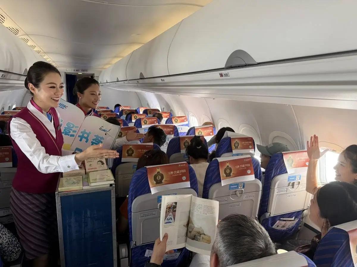 哇塞，国产C909变身“空中阅览室”这事儿太酷啦！想象一下，在万米高空，周围是洁