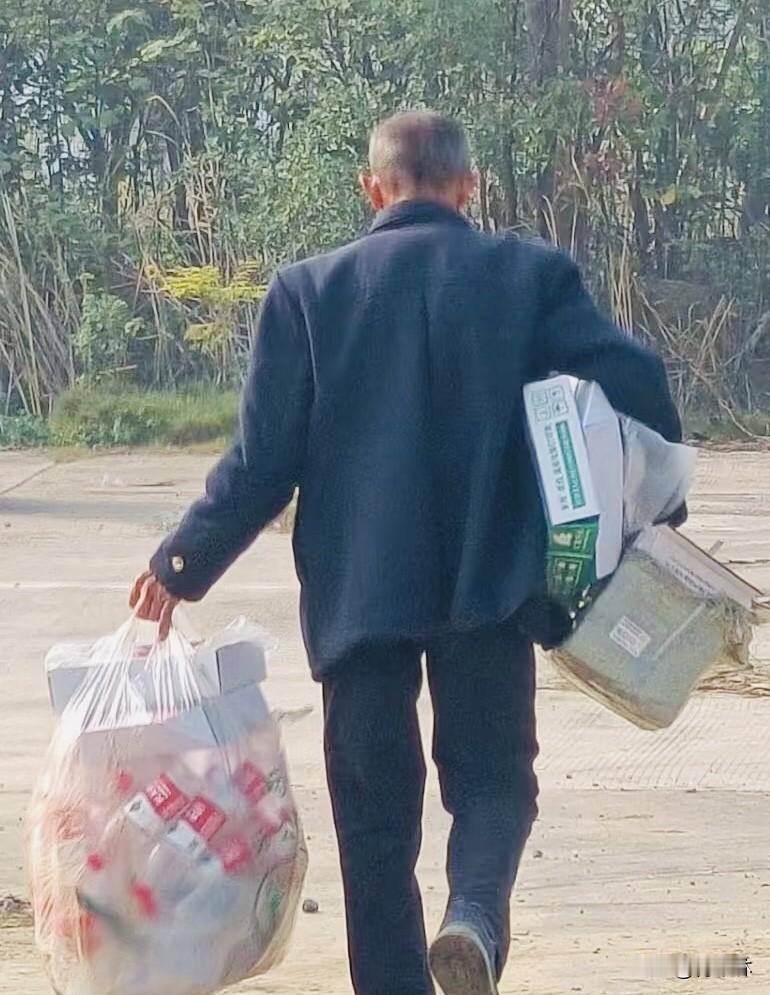 拾废品老人今早出门撞见一位老爷爷在翻垃圾箱，我手里刚好有几个快递纸盒，喊他没回应
