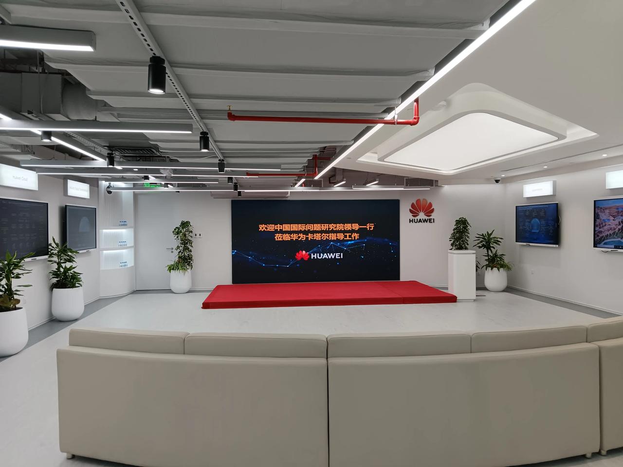 参观在多哈的华为，为华为点赞！