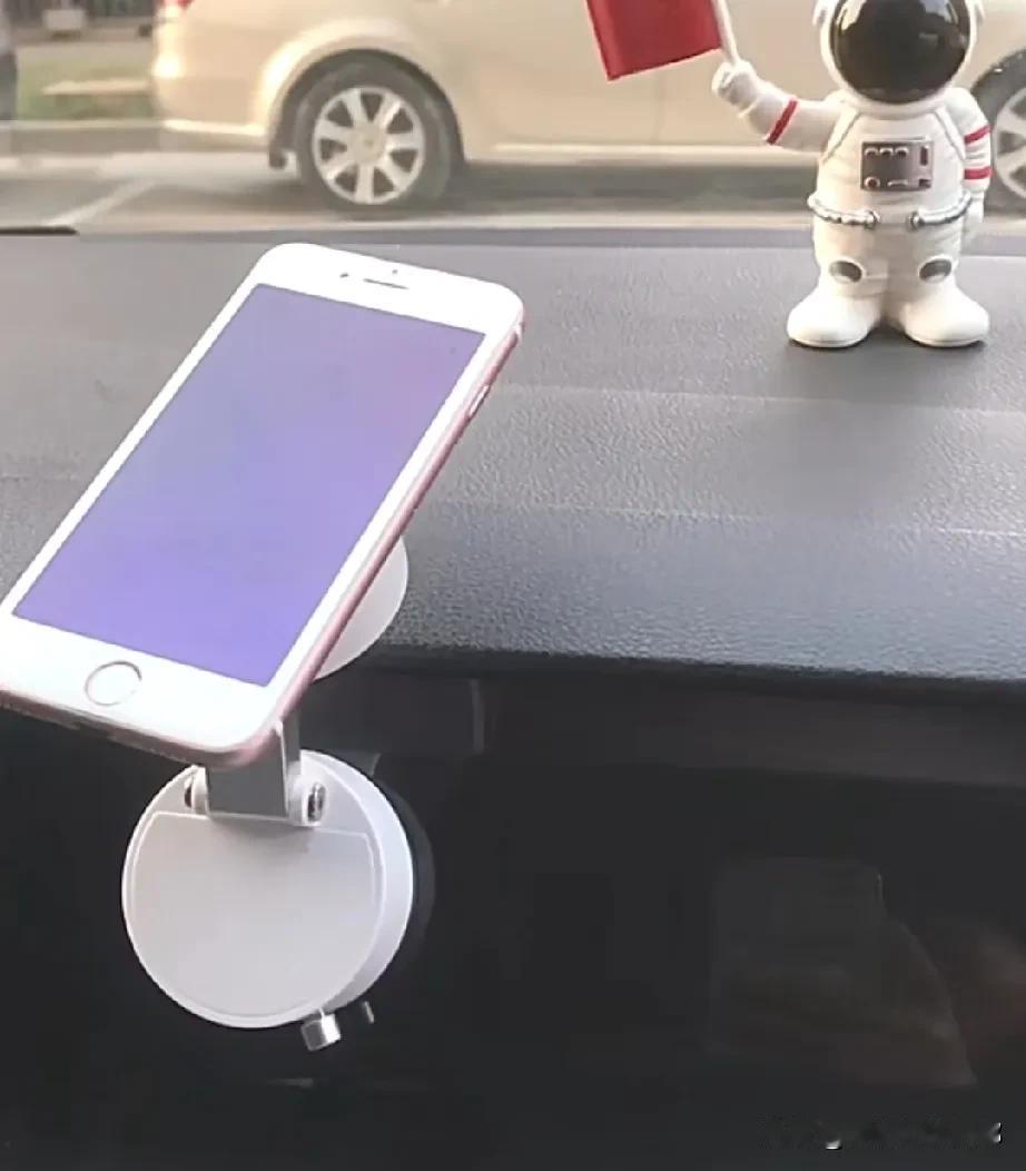 我是个不爱动脑子的路痴，就算在市区开车，也得全程依赖导航，除了回家的路，去哪儿都