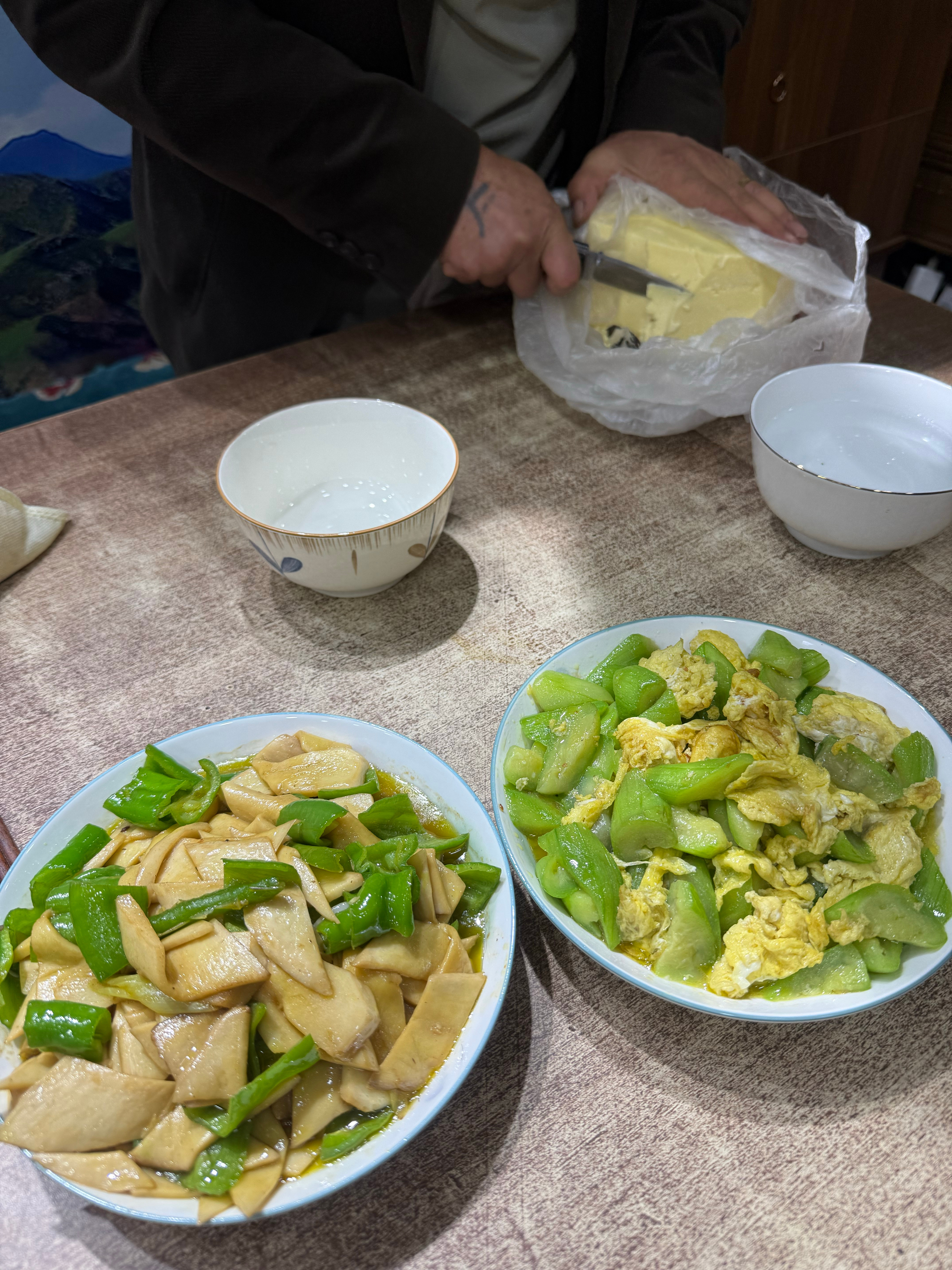 顺丰把件们收走，把秤和托盘计算器们推到一边，就是吃饭的信号了，今天的食物很高级，