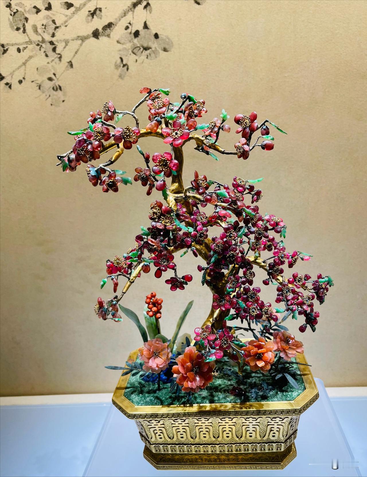 故宫珍宝馆的一盆宝石盆景，一盆红梅，布展背用的是元代王冕的《墨梅图》。

王冕画