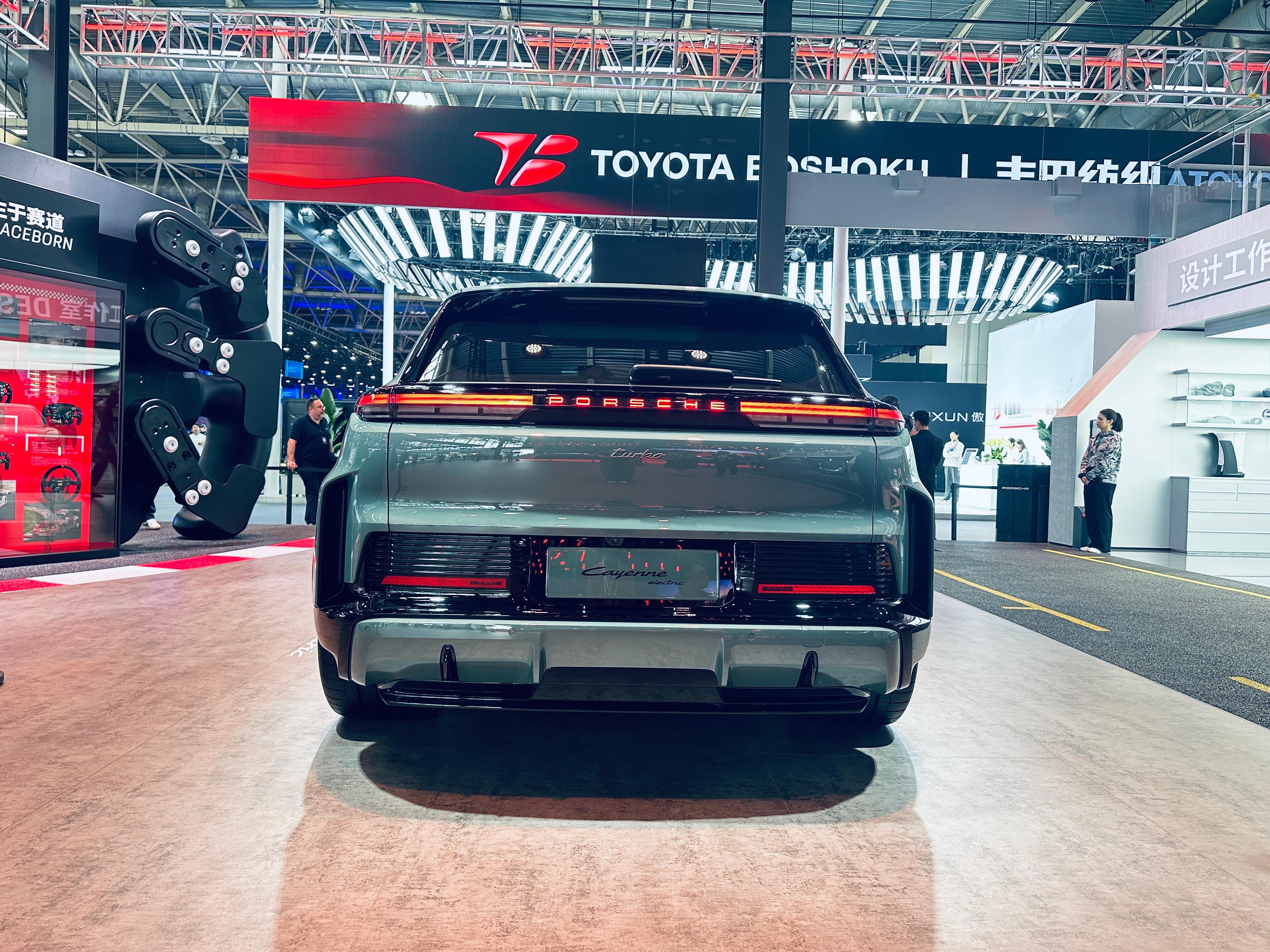 Porsche 今天带来了两款新品。Cayenne Turbo electric