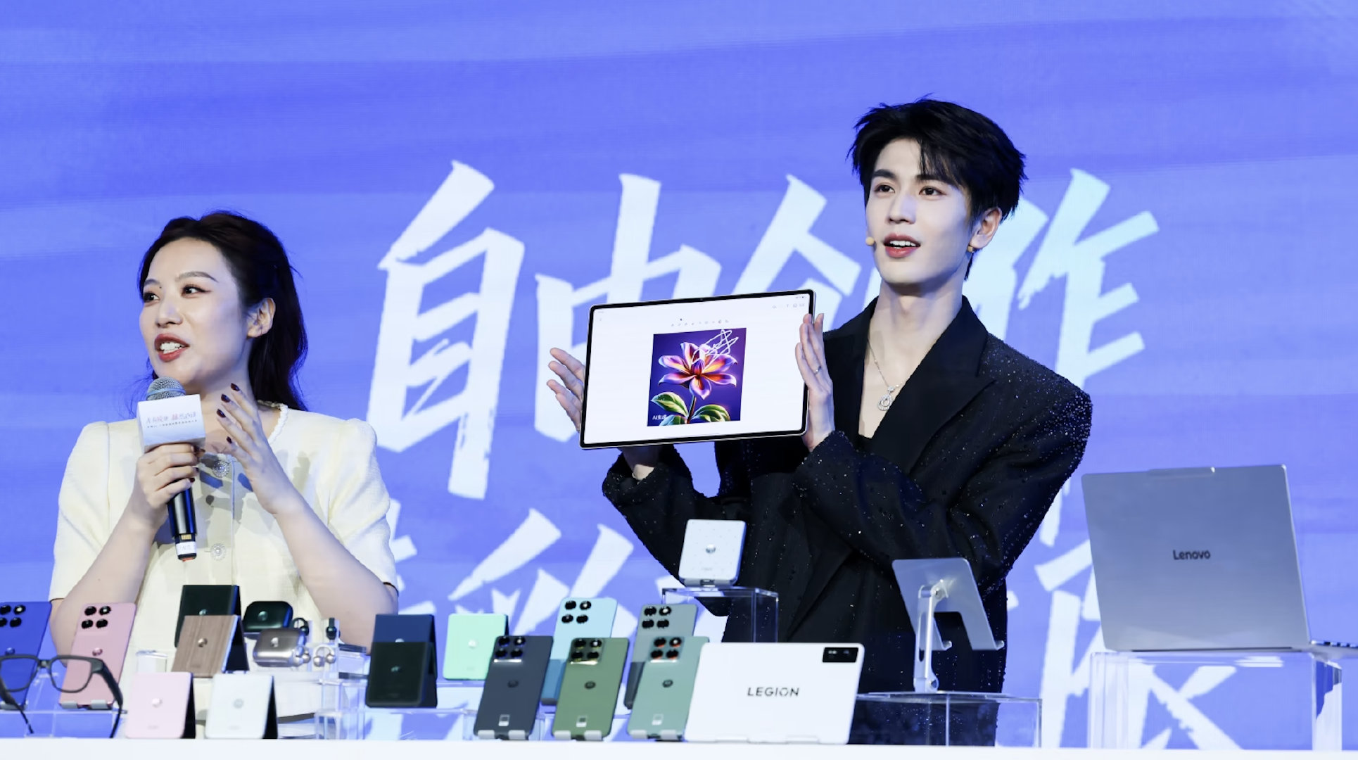 张凌赫的手机也在减重 张凌赫的天禧AI 一体多端 张凌赫眼中的轻薄，远不止物理形