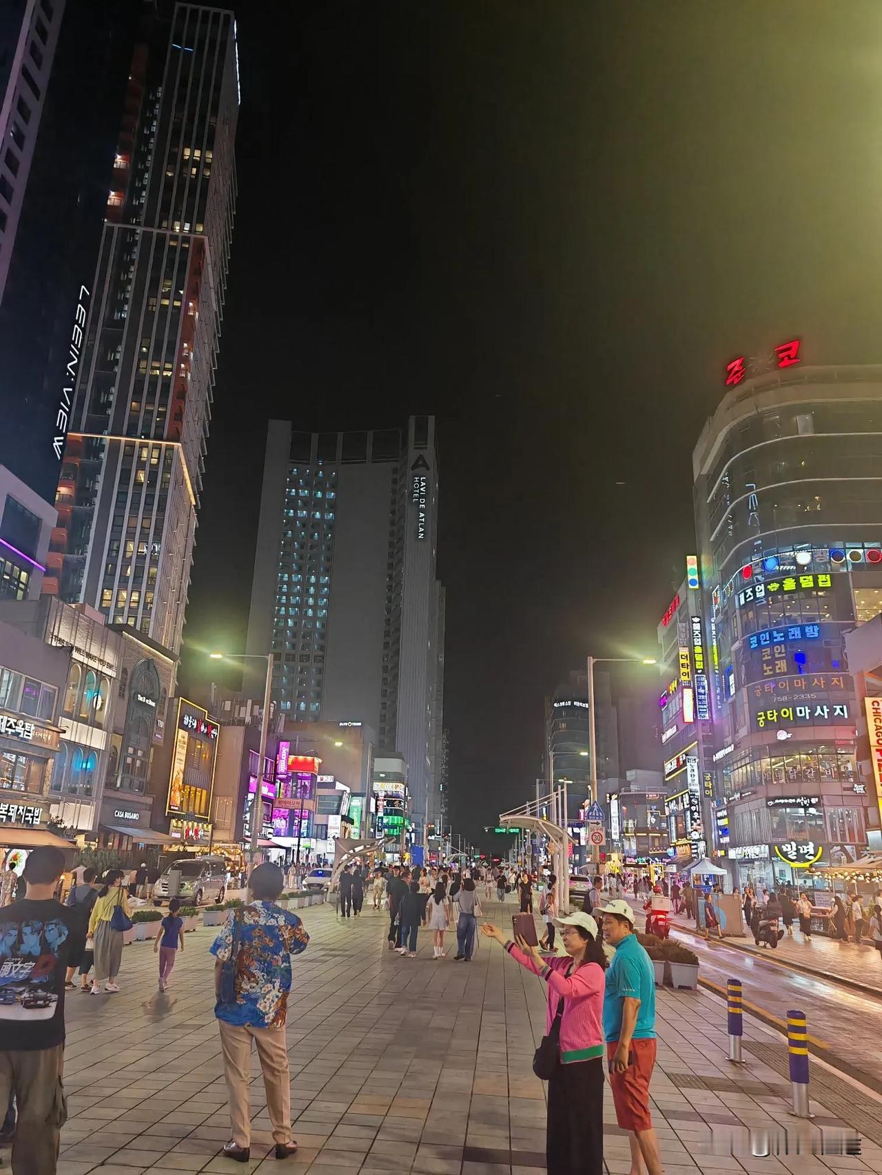 韩国釜山夜间步行街。