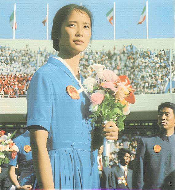 应该设计、推广能够代表新中国国族精神风貌的国服。这种国服，不妨带有汉服元素，但不