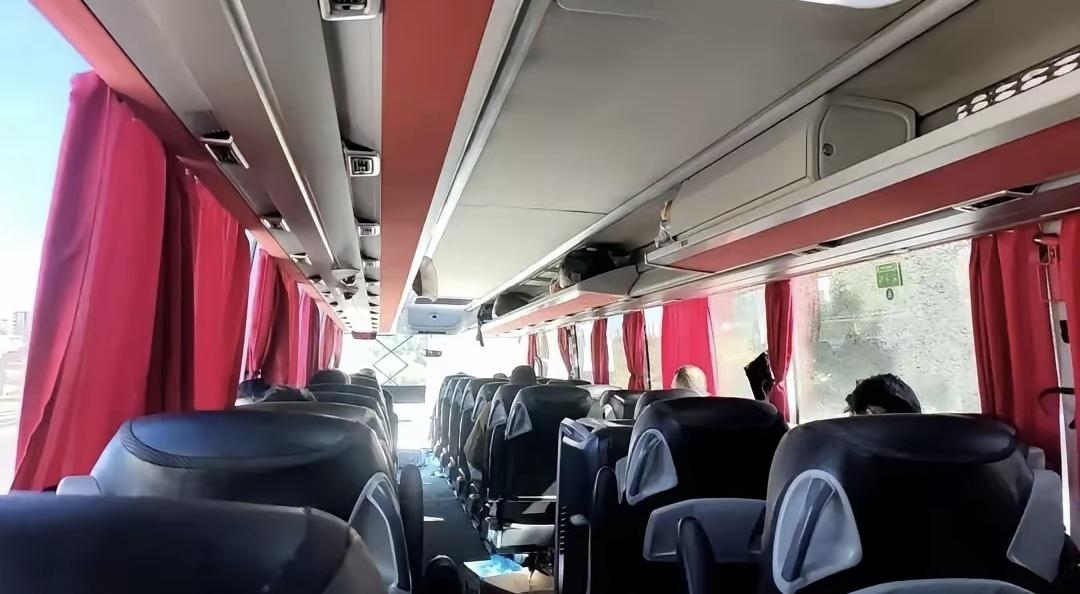 黄勇鑫2月28号上午在德黑兰机场外失联，微信、电话全没反应。没人喊口号，也没人等