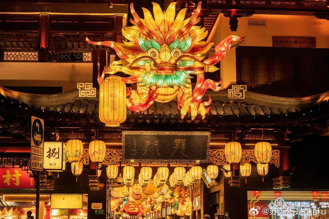 穿越千年看北宋元宵节宣德楼前，灯山万盏。古制鳌山遇现代光影，烟火与灯轮共舞，帝王