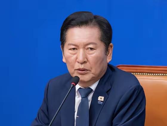 共同民主党前党首郑清来在输给金珉锡后表态，自己的很多主张都得到了选民的支持，而金