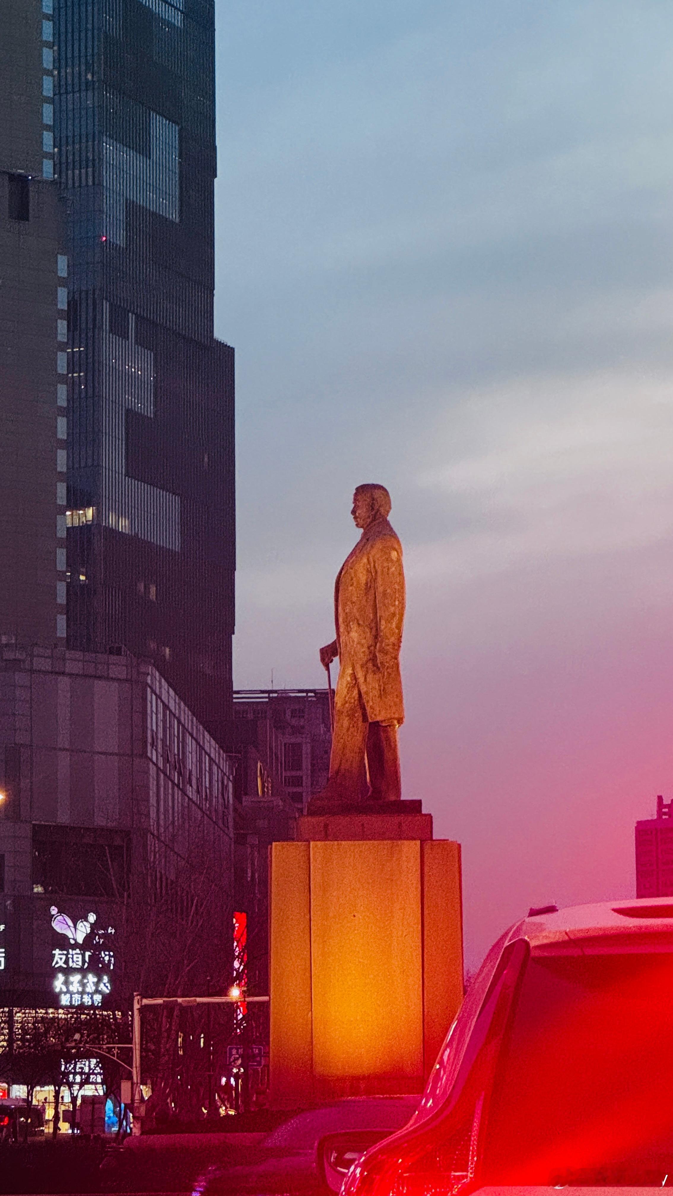 夕阳和霓虹灯下的中山先生随手记手机随拍