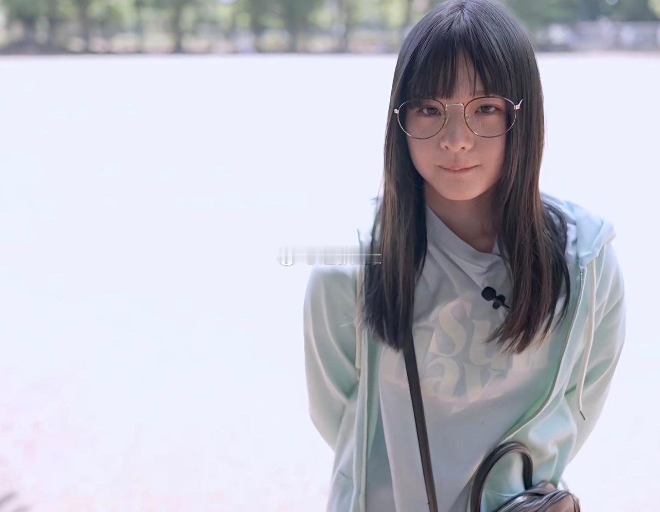 新人下海，看完了采访，感觉她不简单，淡定自若。 