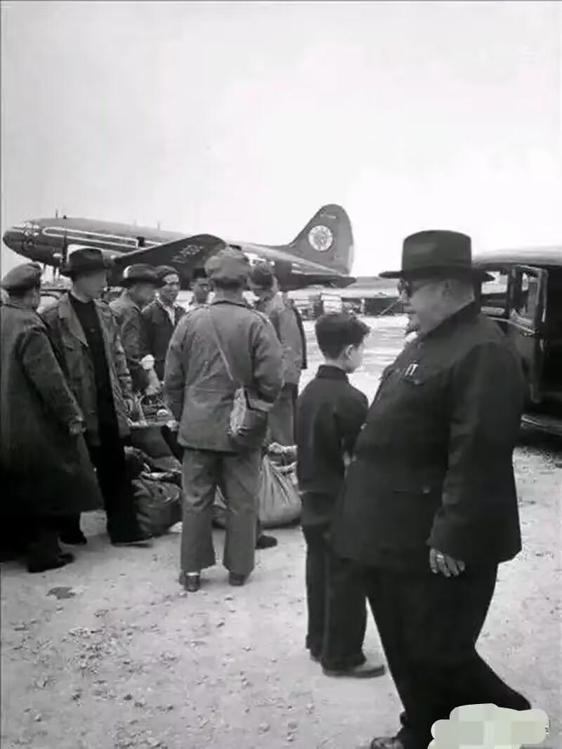 1949年9月1日，兰州迎来解放后不久，马鸿逵十分惶恐，便乘坐飞机，携带家眷逃往