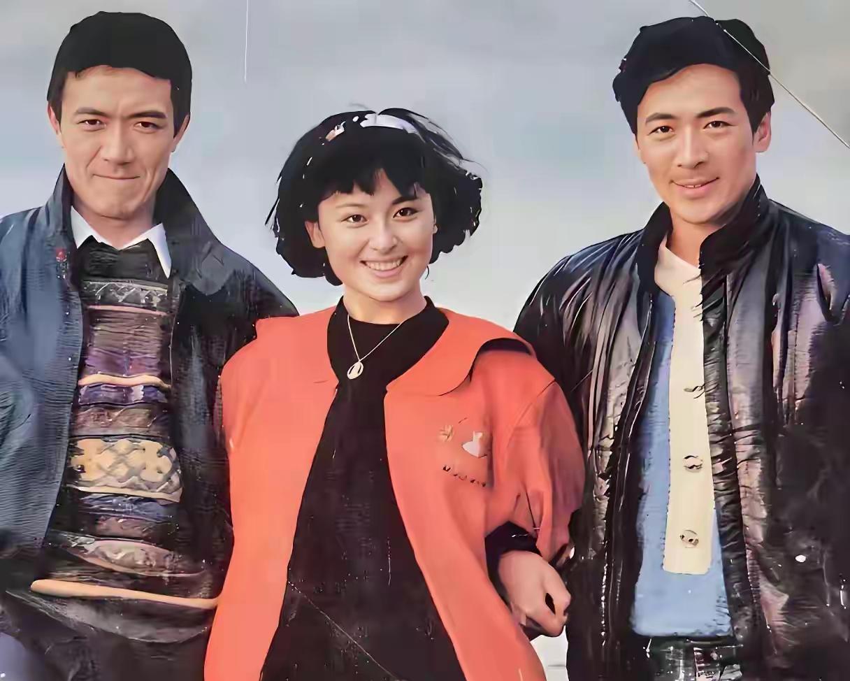 三位明星同框照
实在是太有画面感了
我只认识其中一位，他就是李幼斌，他继是军人，