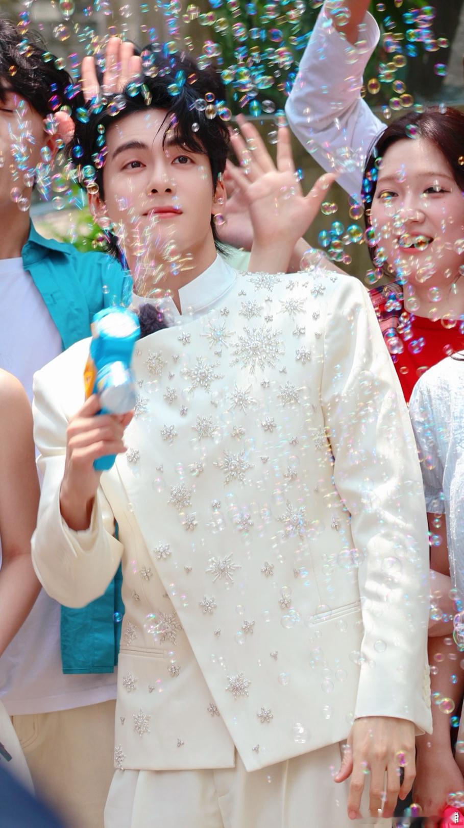 主演曾威航主唱曾舜晞 我没看错吧？主演曾威航的扮演者曾舜晞，居然连剧里的主题曲都