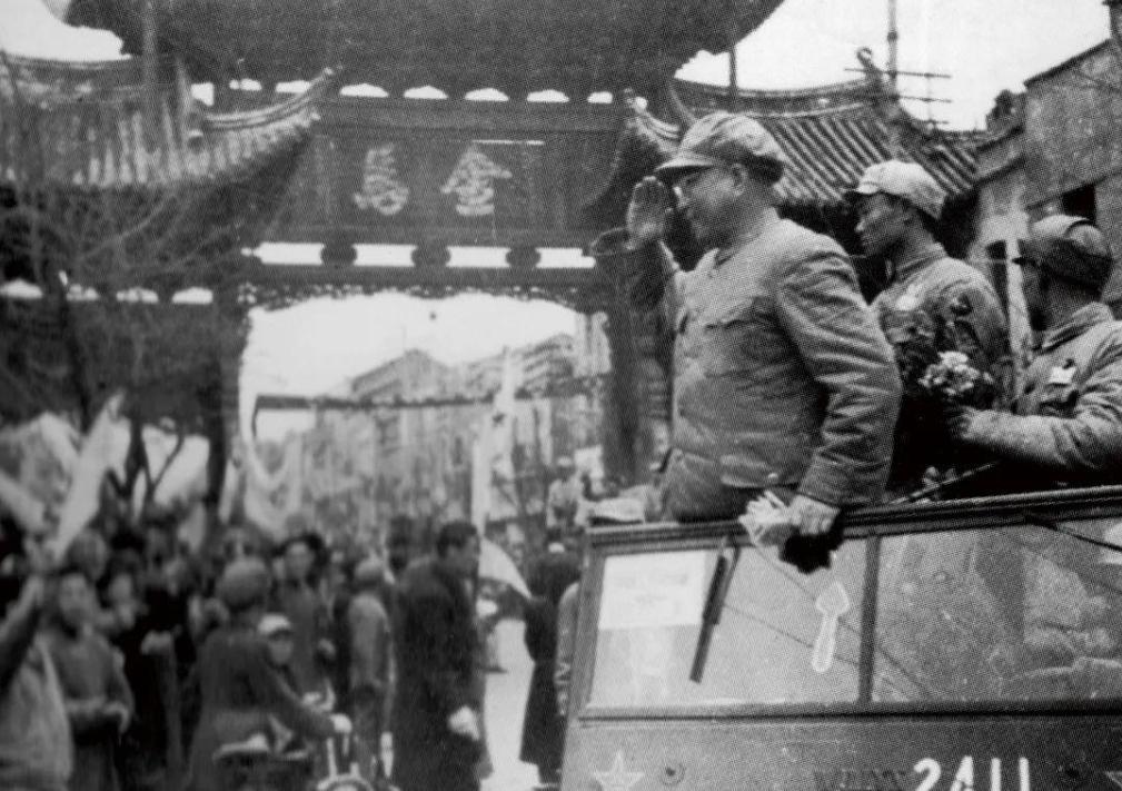1950 年，昆明和平解放的伟大时刻被一张照片永恒定格。画面中，陈赓将军身姿挺拔