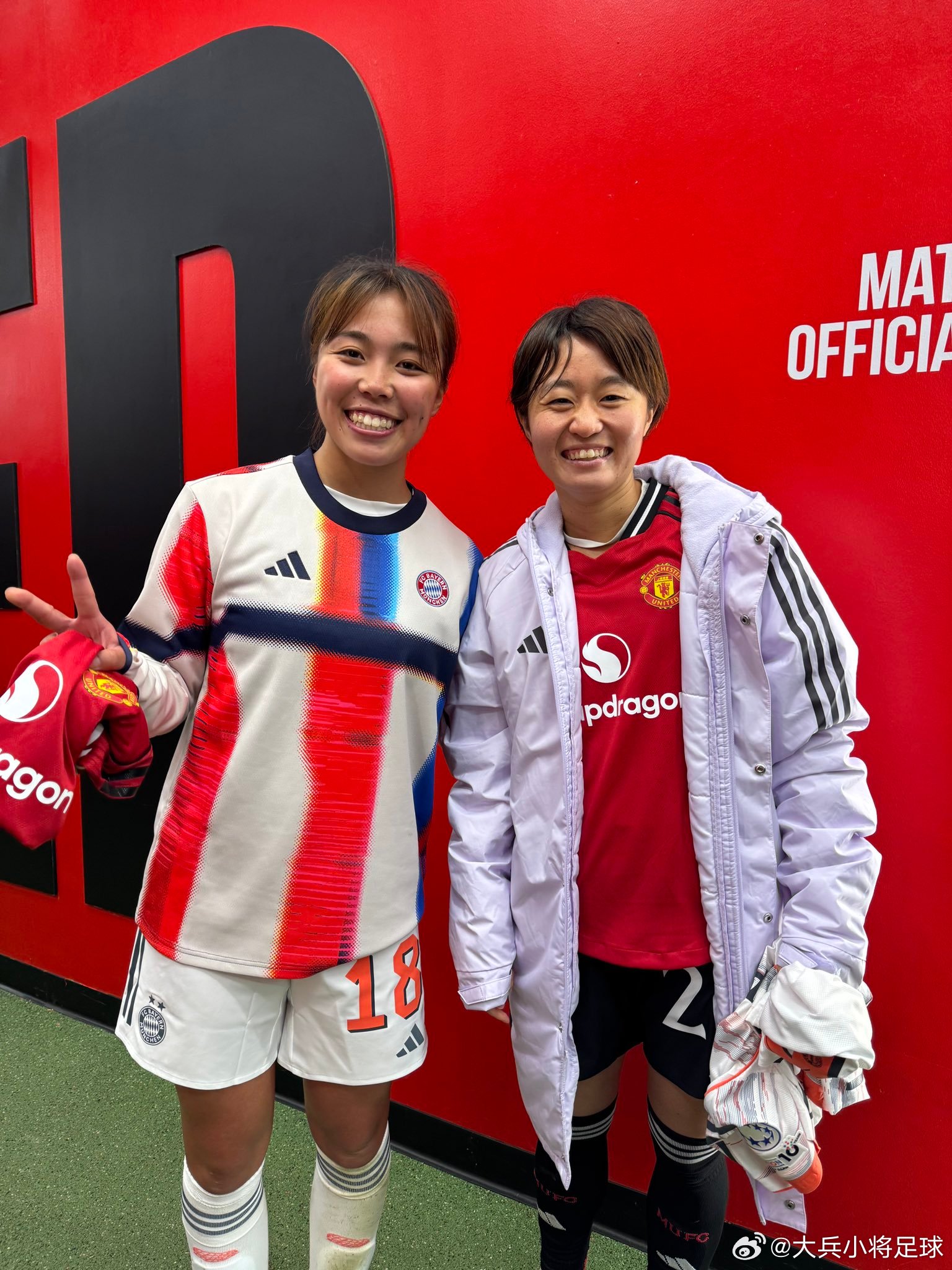 uwcl赛后合影 ｜谷川萌萌子（拜仁） X 宮澤日向（曼联）nadeshiko 