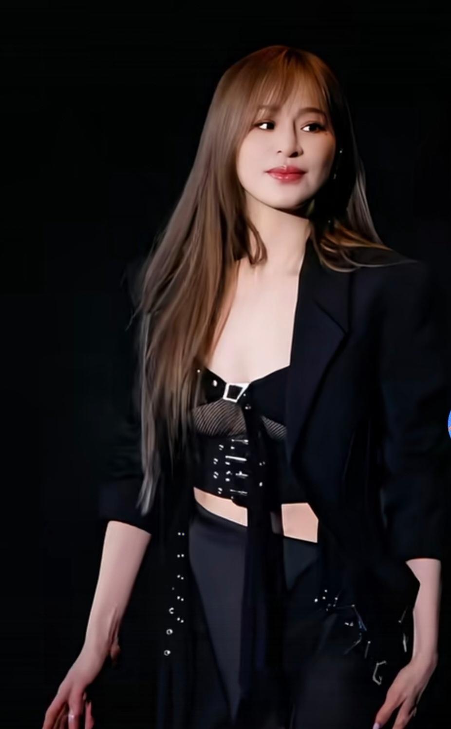 都说20岁的女人如同刚绽放的花朵，青春靓丽得很，可真正像“勾魂摄魄的小妖精”一样