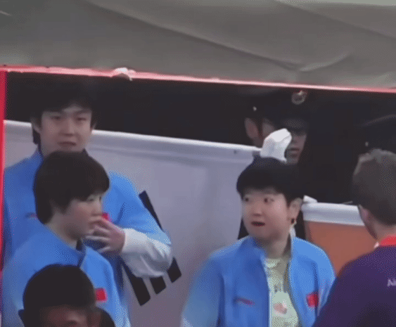 莎莎果然还是个孩子呀，一个人在这么多人面前吃果冻也不尴尬，吃果冻的模样太可爱了，
