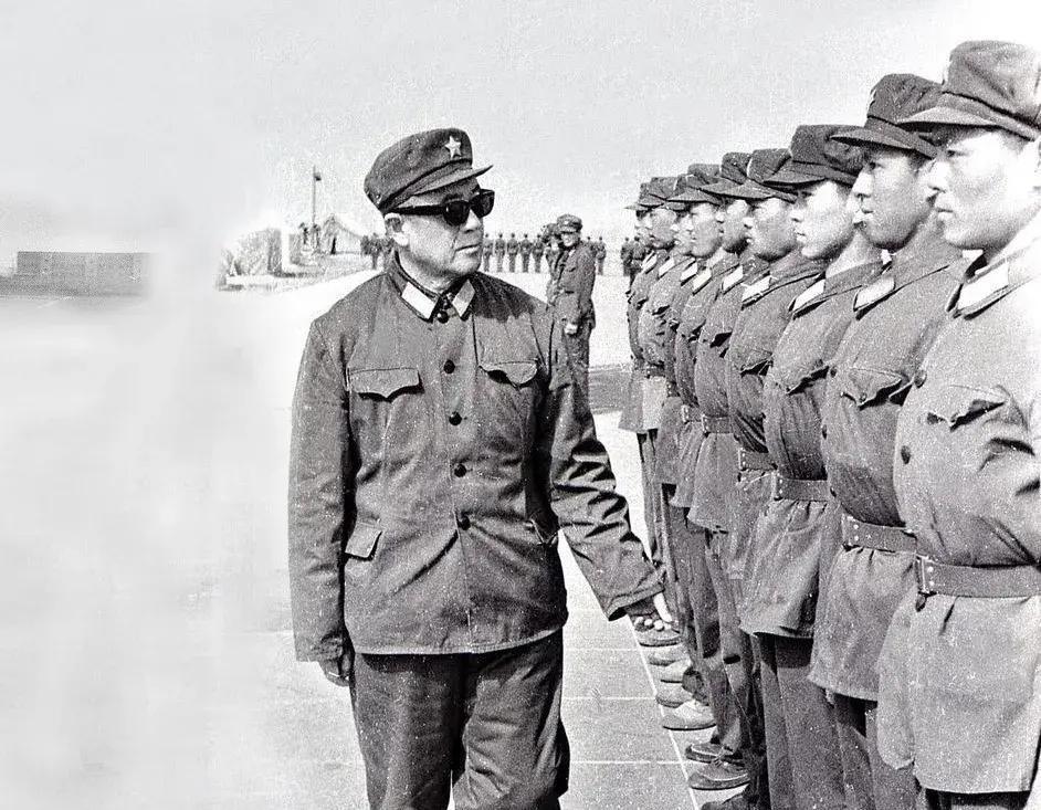 快讯！
军校三队突然宣布了。
1985年秋天在广州的军校，开学典礼刚过，三队领导