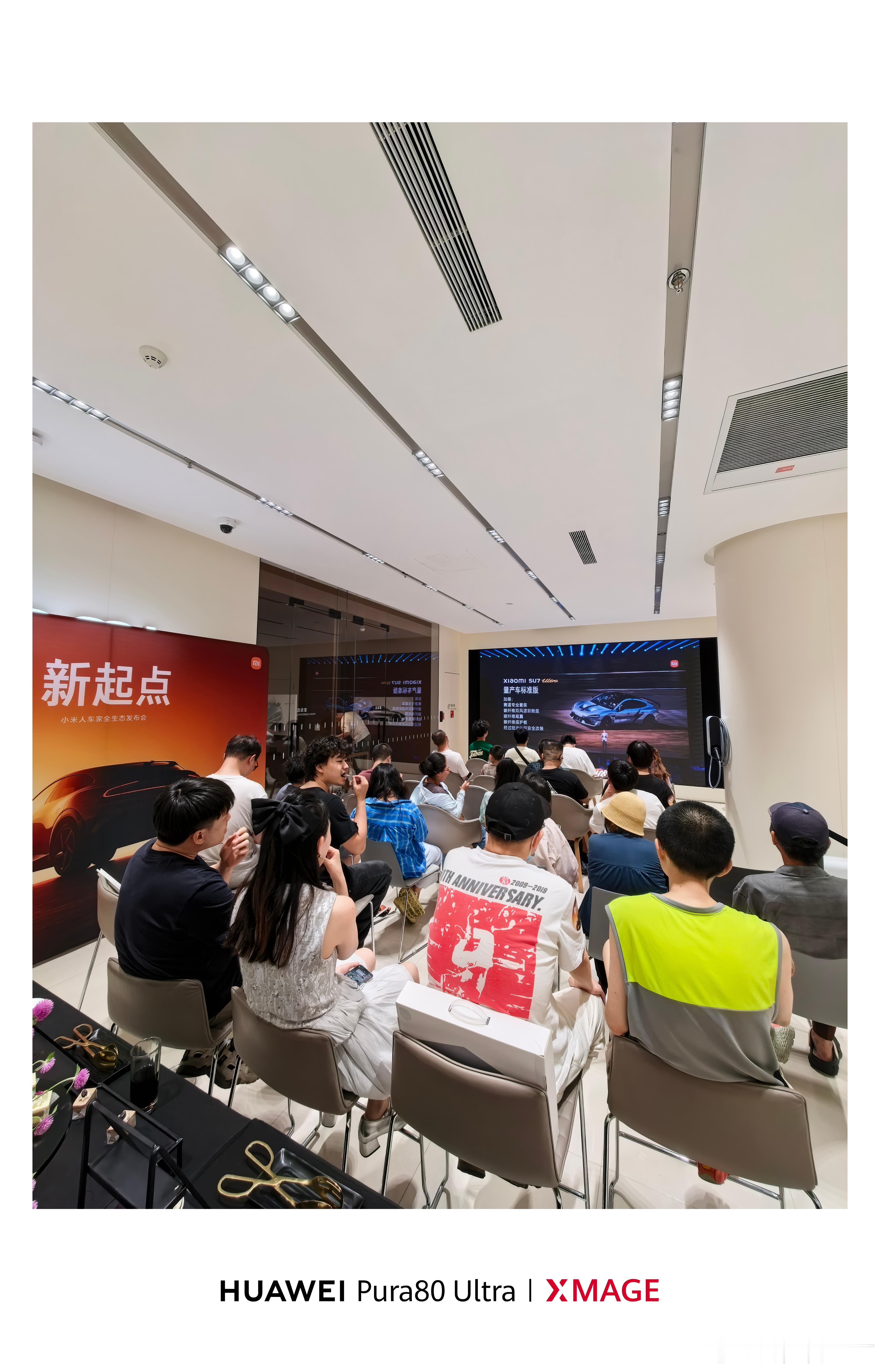 来看看 YU7😂 正巧店里展车是我最不能接受的绿外橙内  ​​​