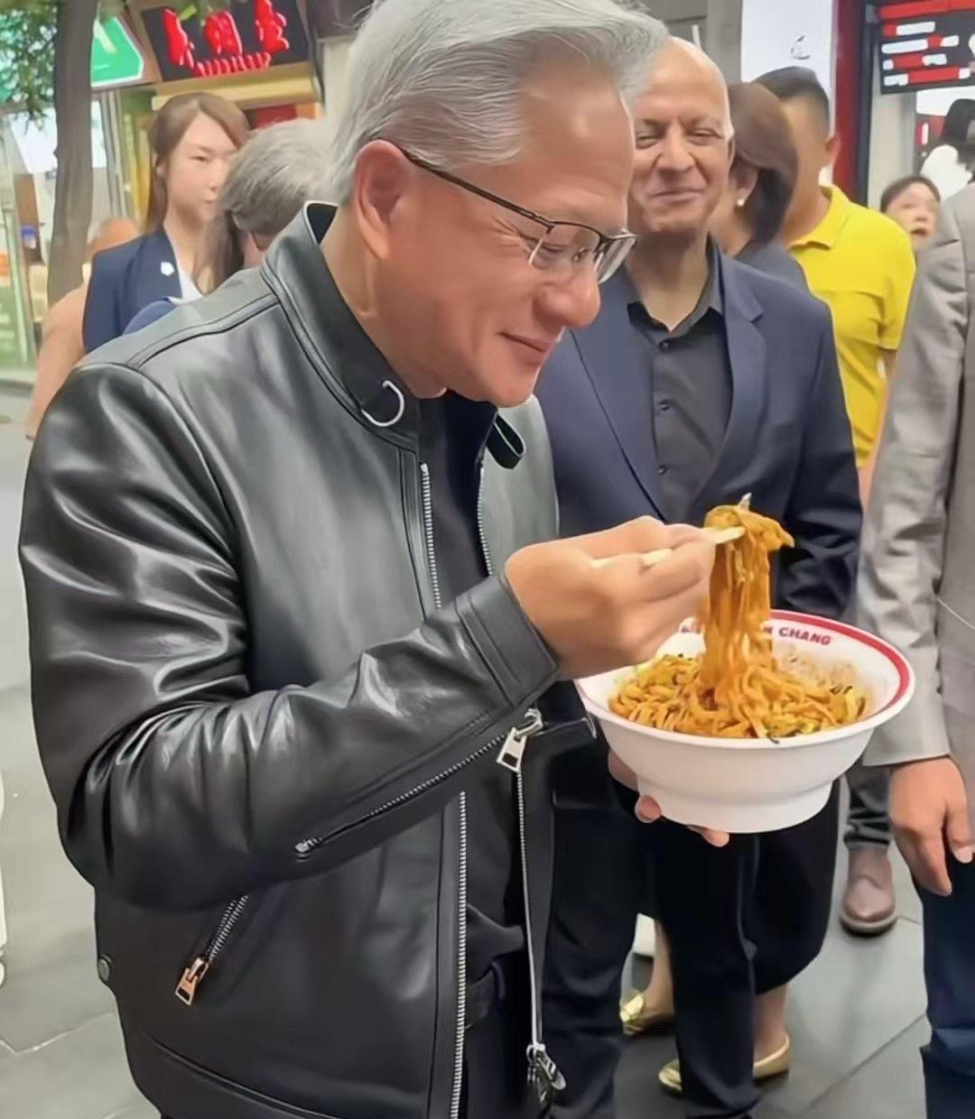 英伟达CEO黄仁勋又到民间吃美食去了！
逛了北京的南锣鼓巷，还去了方砖厂69号炸