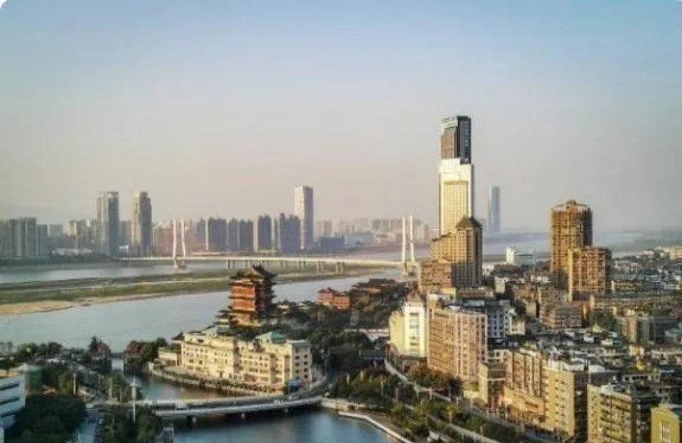 江西房价前8城市排名：1. 南昌：11560元/㎡2. 赣州：8800元/㎡3.