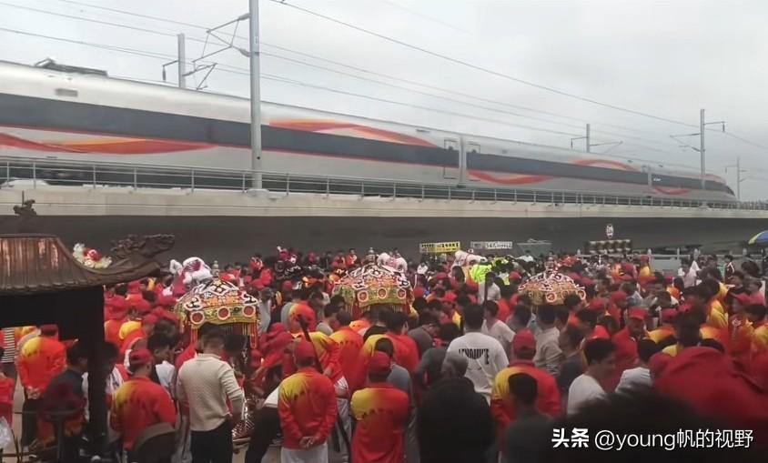 传统与现代的交汇。这是前不久发生在广湛高铁湛江吴川的一幕，正值农历新年的尾声，吴
