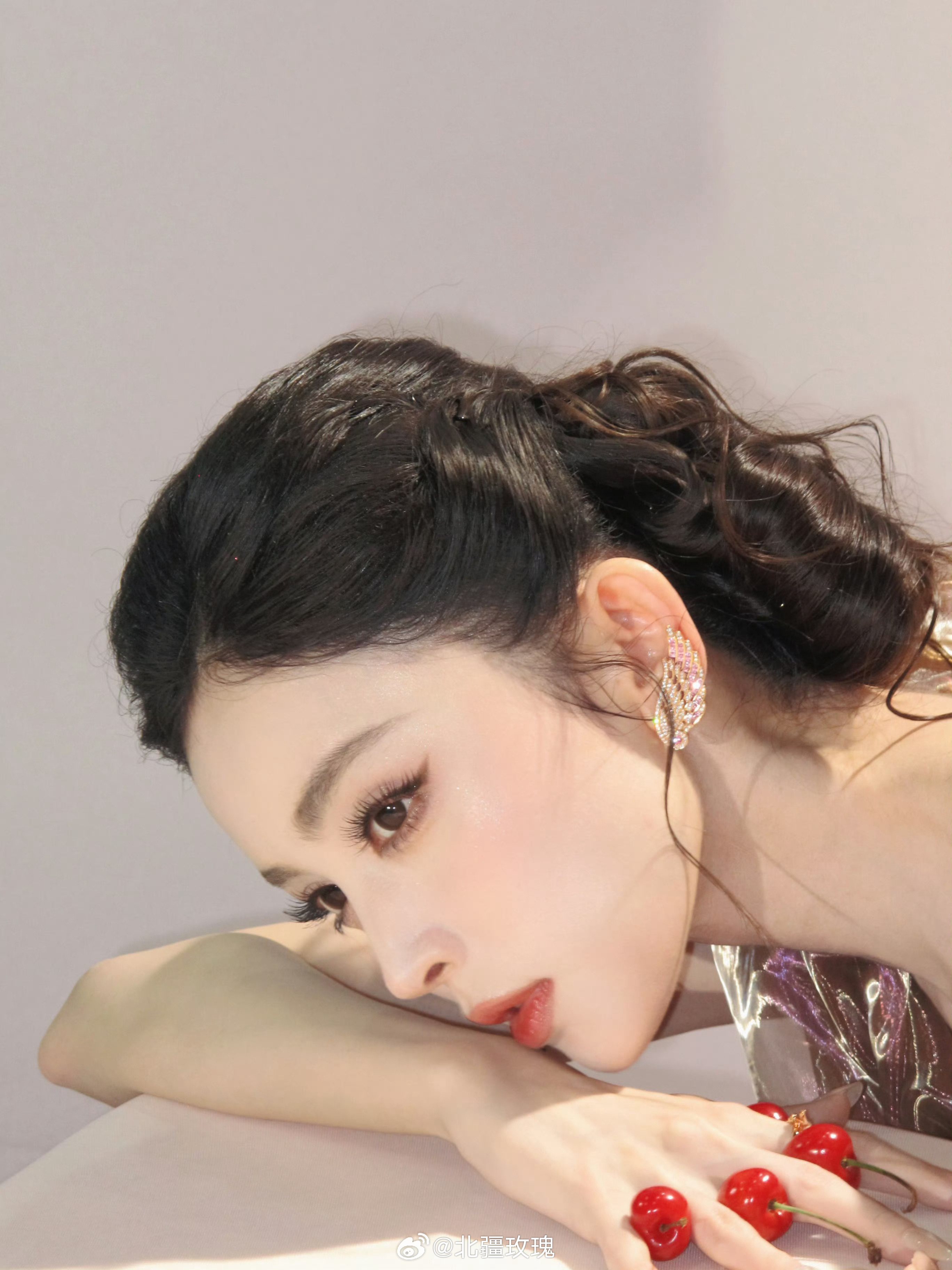 好清晰迷人的下颌线...娜扎哪哪都完美