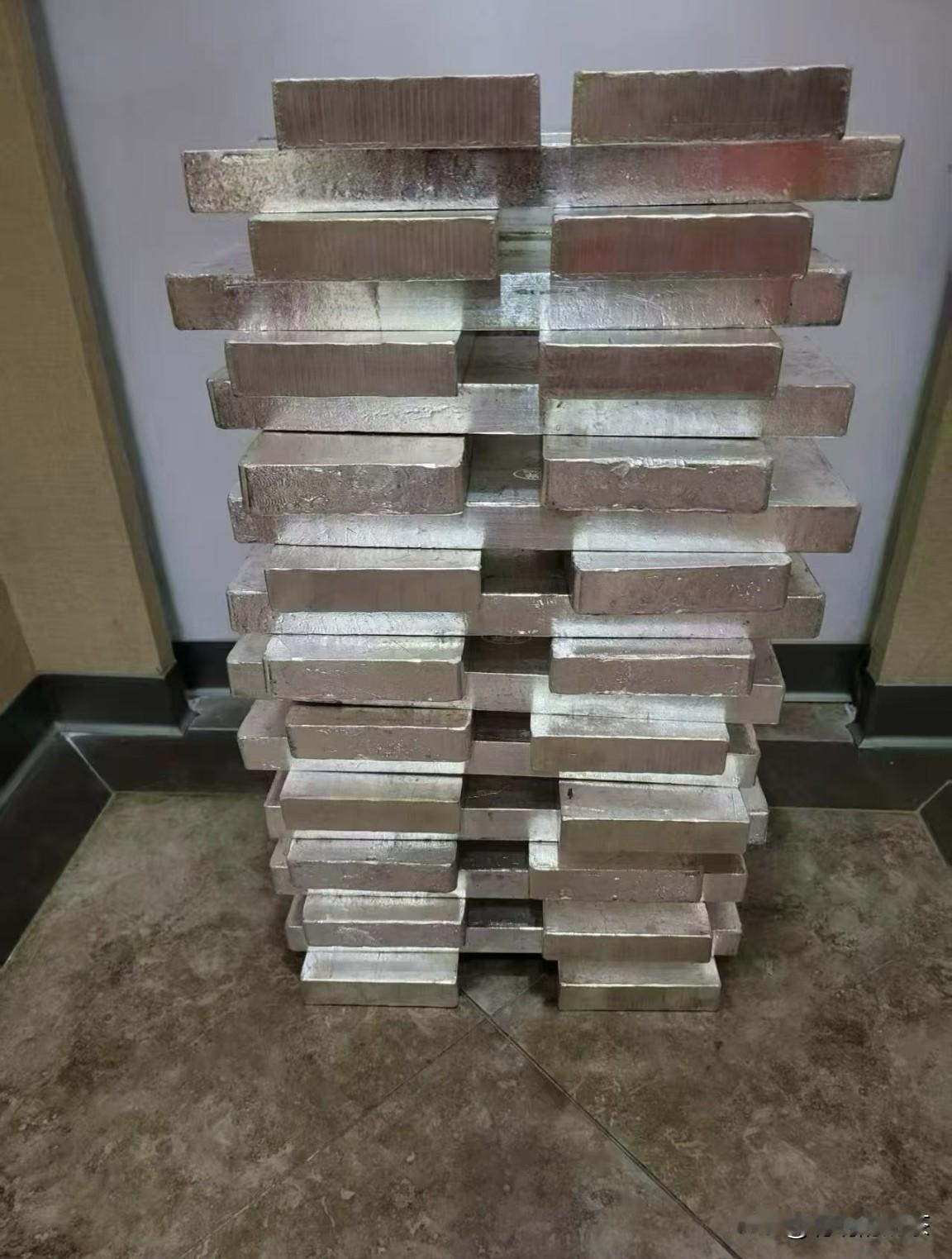 友友们白银28一克屯的，现在跌13块多已经腰斩了！你们都是多少买的？这可是我半辈
