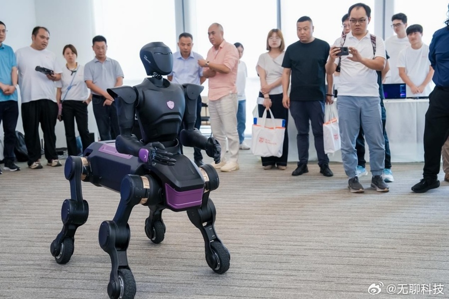 【全球首款半人马机器人问世】近日，2026 世界人工智能大会上，上海润科具能发布