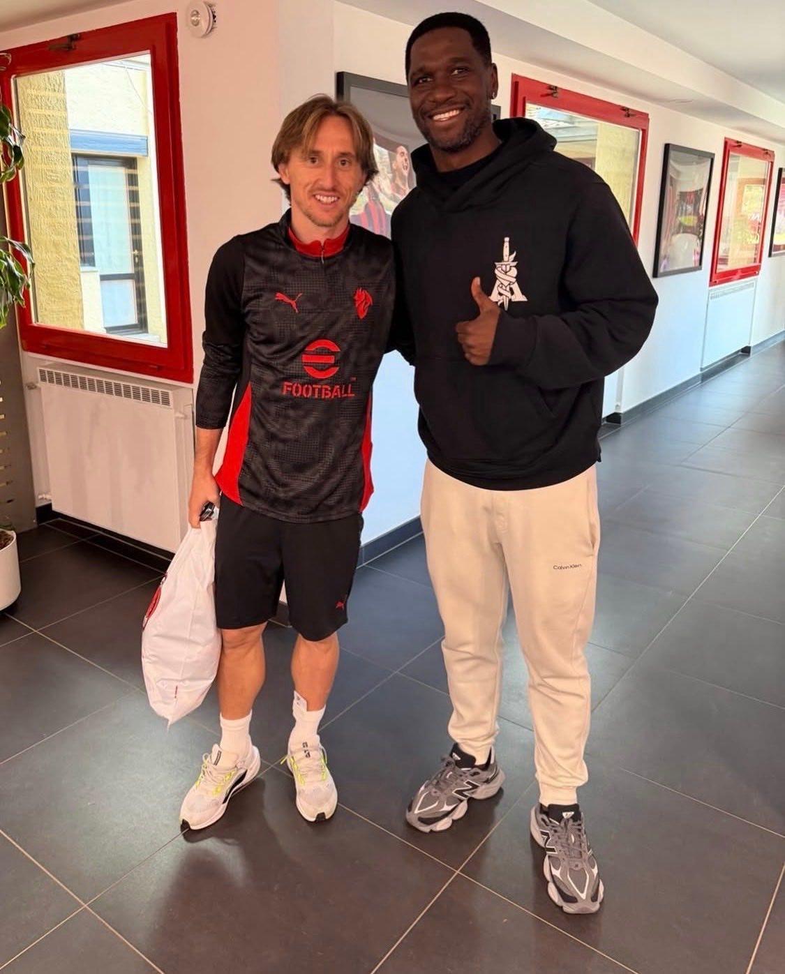 AC米兰 🇨🇴克里斯蒂安·萨帕塔造访米兰内洛，与卢卡·莫德里奇合影🤩🔴⚫