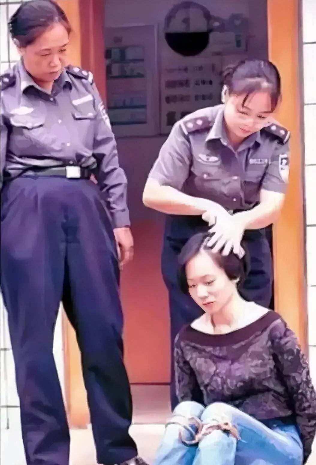 2001年，广东第二看守所，死囚李英马上要上路了。谁知这时候，女狱警李娟竟提着一