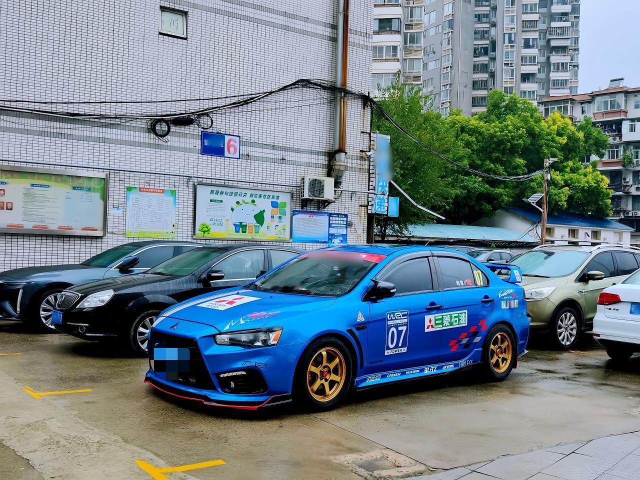 《飞驰人生3》里那台19号高尔夫8.5 GTI，真的是纯赛道取向🏁
再看这台翼