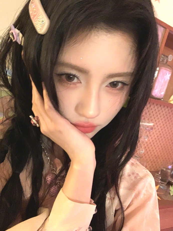 不懂鞠婧祎这组照片的有难了 不懂鞠婧祎这组照片的有难了！无论是发丝的弧度还是裙摆