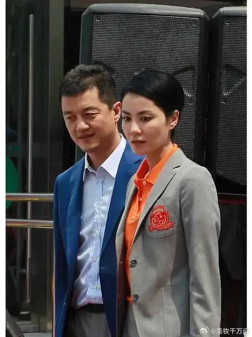 他总想热热闹闹的分享
她只想安安静静的过自己
清冷
是她的秉性
孤傲
是她的特质