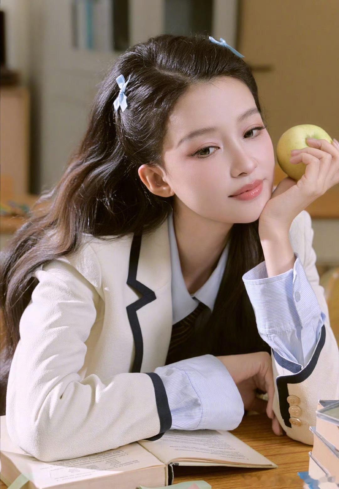 谁还记得刚官宣时有人说她“花瓶”？现在孙怡穿着校服在台上又唱又跳满场跑，那些声音