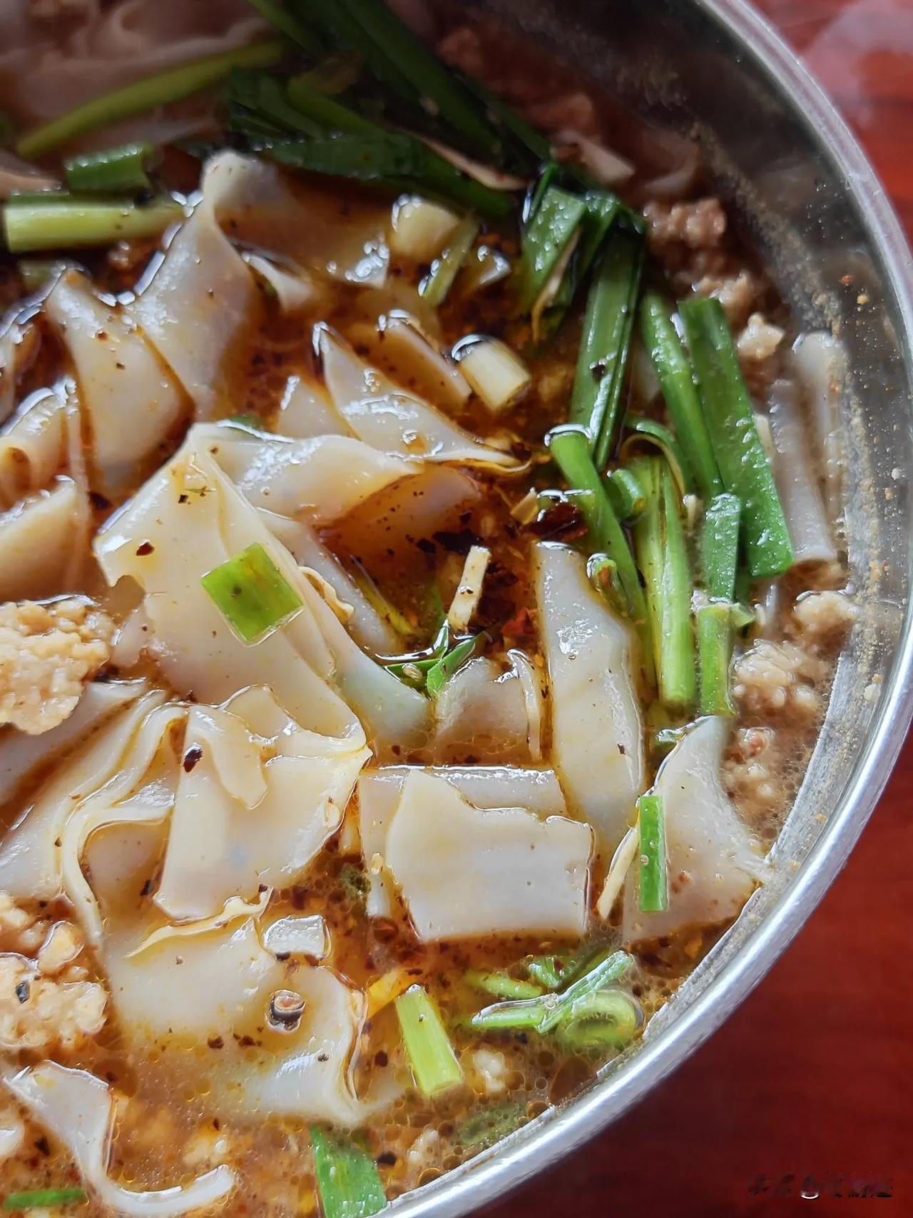 来勐腊县城，解决午餐。发现了这家小店，老仓醋米线(青年路店)。
点了特色的米干，