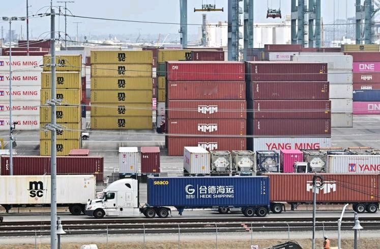 中美经贸关系在紧张和缓和之间起伏不定，美国一些州属正自行访华展开外交努力，以避免