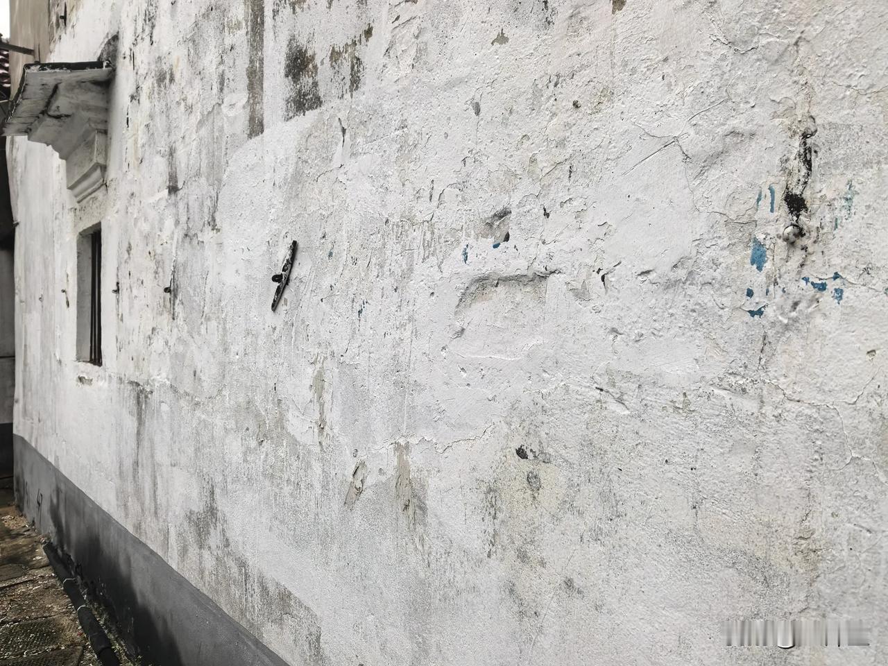 （原创）古镇·铁壁虎
中午闲着，又去古镇逛古弄，中午的古镇是宁静的，大路小街上行