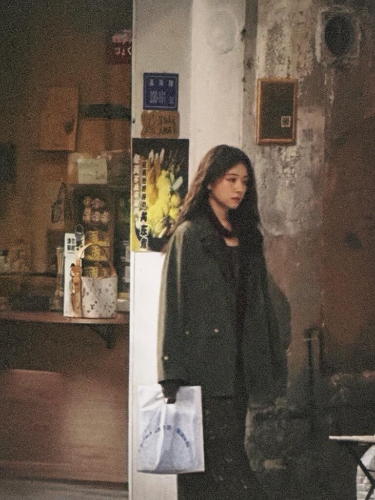 厦门偶遇刘昊然李兰迪拍戏刘昊然李兰迪街头氛围感 我将拥护这个小海岛 