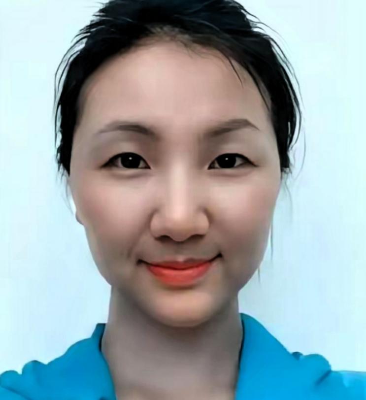 13年前，一架飞往乌鲁木齐的客机升至5000米高空时，一位空姐突然推着餐车猛撞驾