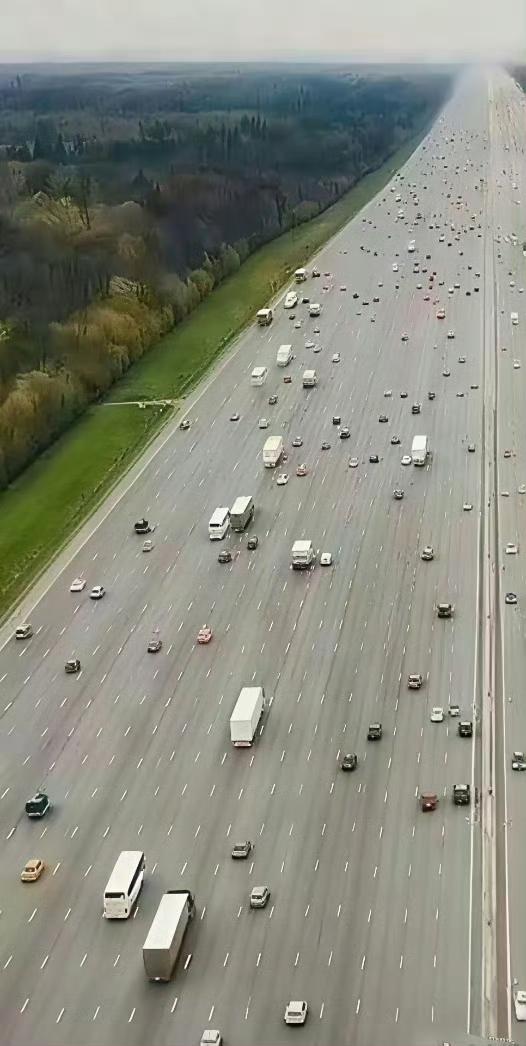 网友：如果高速修成这样，怕是问题更多吧。