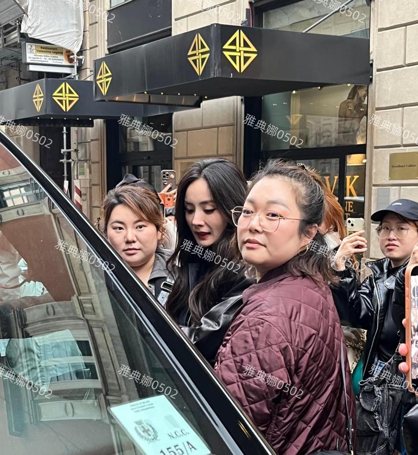 她瘦得像个衣架子，礼服空荡荡地挂在身上。
米兰那张生图你看到了吧？
脸颊凹进去一