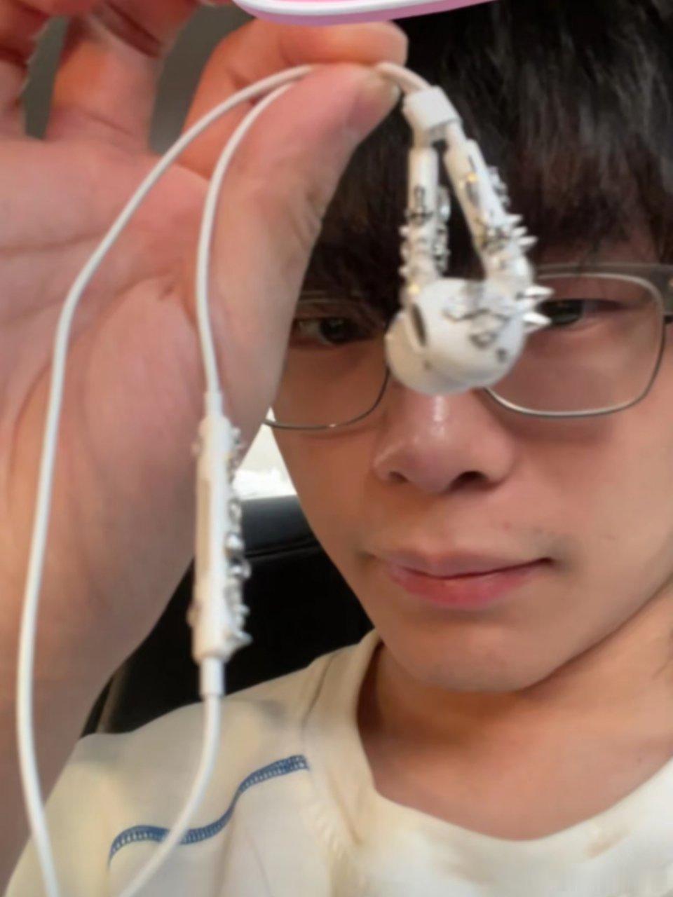 kpl 钟意老师的耳机线展示🈶竞男潮酷之最，不知道是不是他自己咕的？2026k
