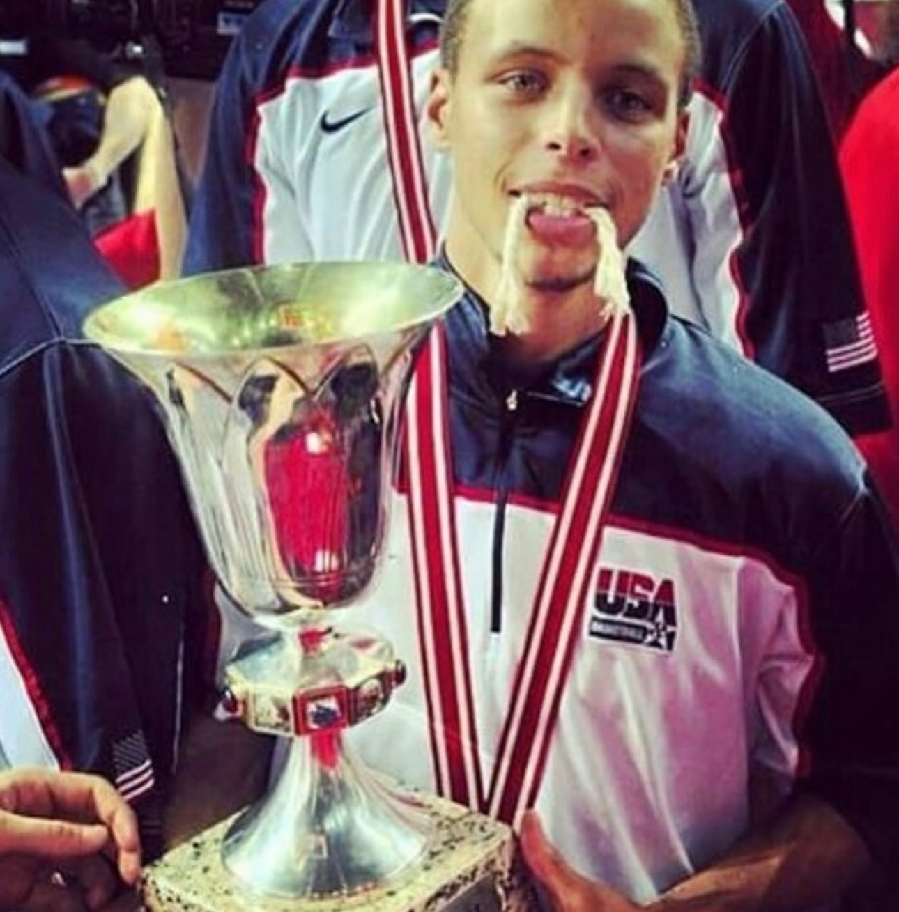 篮天下 那些年的库里，小学生的锐变……Images via donthinkdi