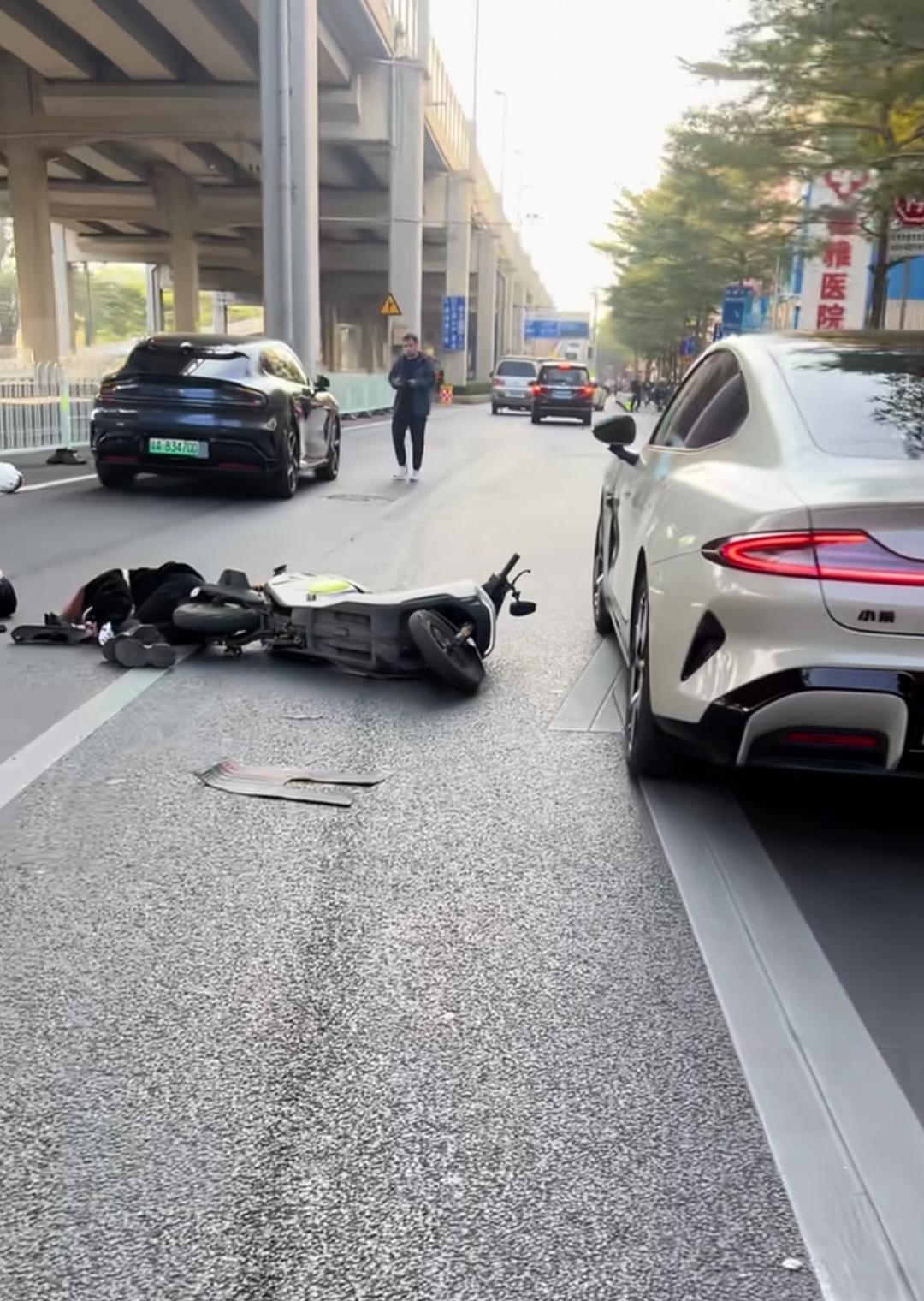 广东，某米欲妻和电瓶车发生碰撞，电瓶车驾驶员倒地不起……
视频中，旁边正好有一台