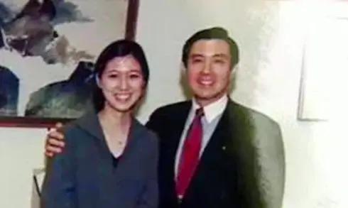 这张照片展现了2005年时的台湾政治家马英九和他的女儿马唯中的一次罕见的合影。
